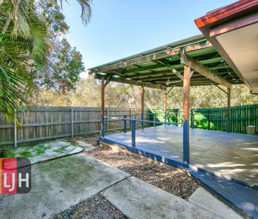 GREAT AIR CONDITIONED FOUR BEDROOM LOW SET HOME! - Photo 6
