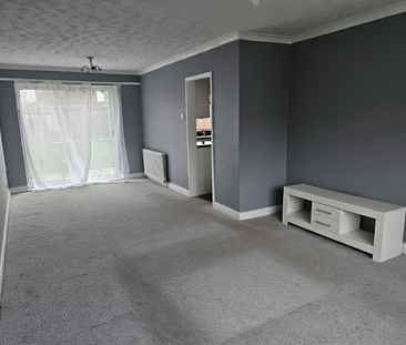 4 bedroom semi-detached house to rent - Photo 2