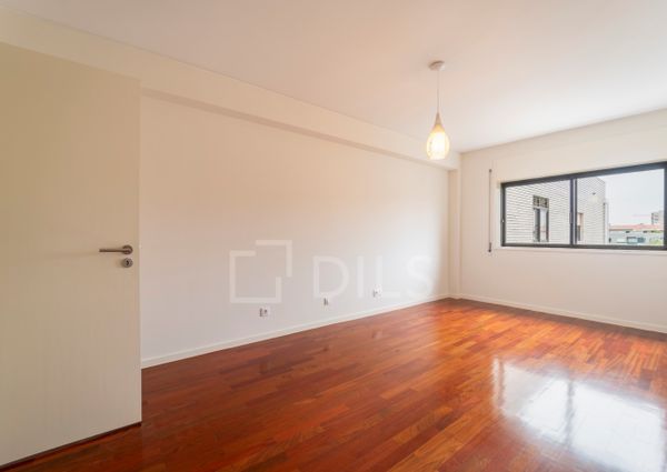 Apartamento T2 renovado para arrendar na Rua São João Bosco