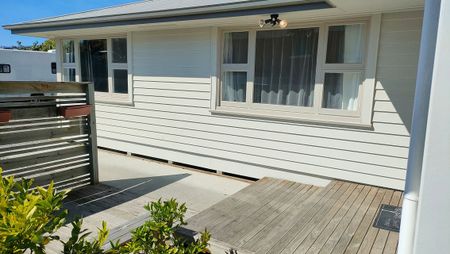 Relaxing modern home in West End - Photo 4