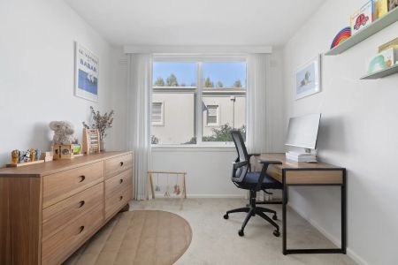 Spacious Two-Bedroom Apartment in Coveted Kensington Road - Photo 4