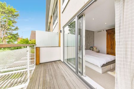 A beautiful mews property with a private garden to rent in Battersea, SW11. - Photo 3