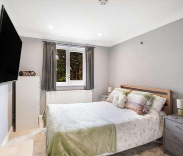Sunbury Court Mews, Surrey, TW16 - Photo 2