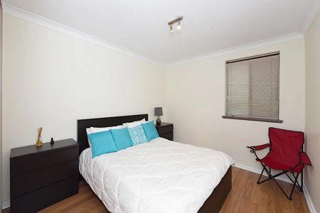 Charming 2-Bedroom Ground Floor Unit with Private Courtyard - Photo 2