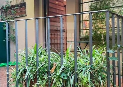 Piazza del Popolo: Lovely, modern 1 bedroom in private Villa. Entrance, spacious living-dining, fully equipped kitchen, bath and private terrace. Parquet floors Air conditioning, bright and silent. rif 364