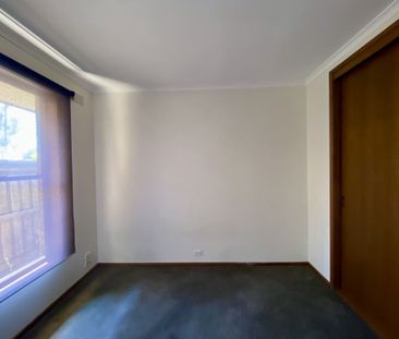 Convenient three Bedroom Home with private rear yard - Photo 2