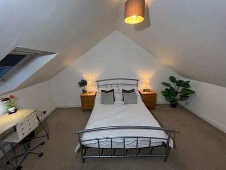 3 bedroom flat to rent - Photo 4