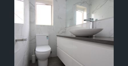 MODERN 1 BEDROOM APARTMENT - Photo 3