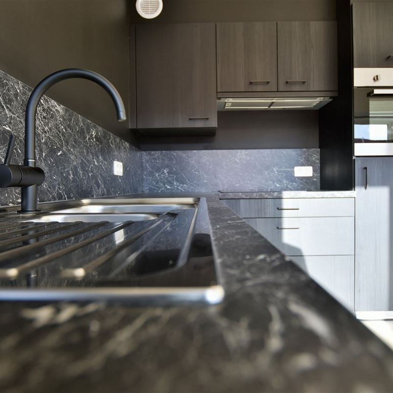 Prachtig dakappartement met terras, gelegen in het hartje van Sint-Gillis-Dendermonde. - Photo 1