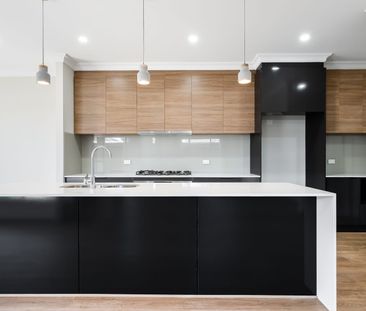 Stylish Modern Three Bedroom Home - Just Minutes to the Beach & City! - Photo 5