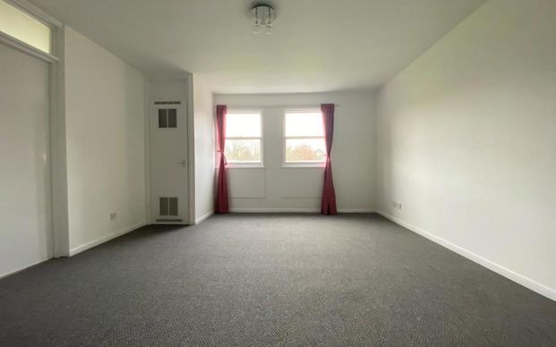A fantastic property with access to communal gardens and an allocated parking space. - Photo 1