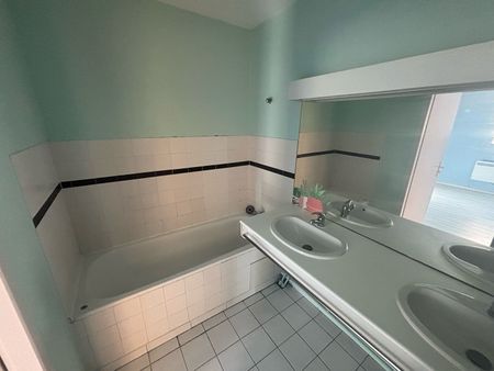 Location Appartement 2 pièces 53m² LILLE 59000 - Photo 3