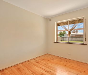 Fresh, Bright & Move-in Ready Three Bedroom Home! - Photo 6