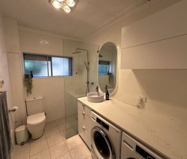 Renovated two bedroom air conditioned unit In central location - Photo 6