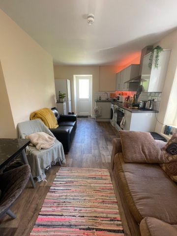 45 Connaught Avenue Top Floor Flat - Photo 4