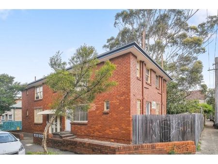 Freshly Renovated and Light Filled Studio in Prime Position - Photo 2