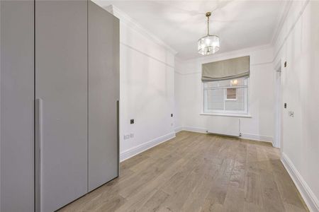 Beautifully refurbished 4 bedroom, 2 bathroom apartment, enviably located in the heart of Westminster. Situated in a beautiful mansion block with porter. - Photo 5