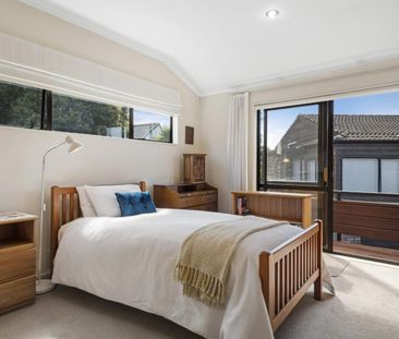 Sunny and light, brick and cedar townhouse - Photo 6