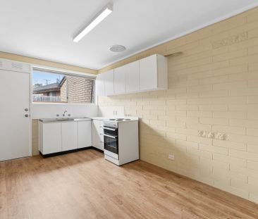 ONE WEEK FREE RENT FOR THE RIGHT APPLICANT! - Photo 2