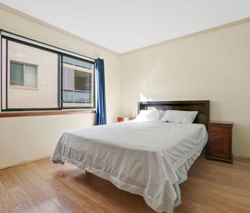 Contemporary unit, furnished & a stone's throw from train stations - Photo 4