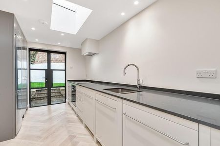 4 bedroom flat to rent - Photo 3