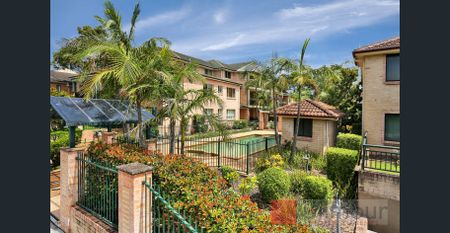 SPACIOUS, LIGHT-FILLED APARTMENT IN THE HEART OF CASTLE HILL - Photo 5