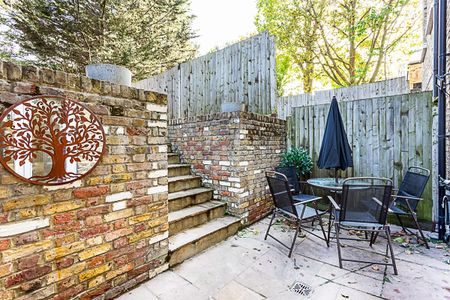 2 Bed Flat, St. John's Hill, SW11 - Photo 4