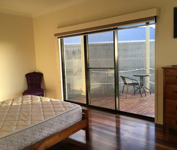 NEAT FURNISHED 2 BED UNIT @ $500 PER WEEK BOTTOM FLOOR ONLY. - Photo 3