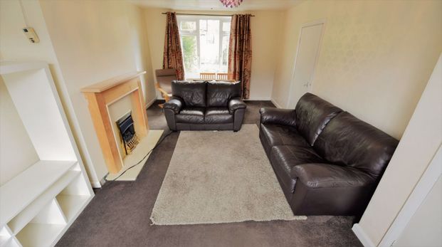 4 bedroom House in Langdale Gardens, Leeds - Photo 1