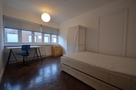 3 bedroom Flat To Let - Photo 2