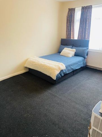 1 bedroom in a house share to rent - Photo 3