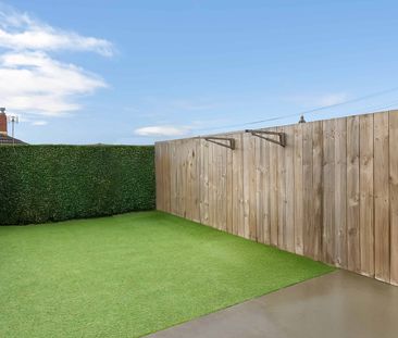 Modern Townhouse with 2 Bathrooms + Carpark - Photo 1