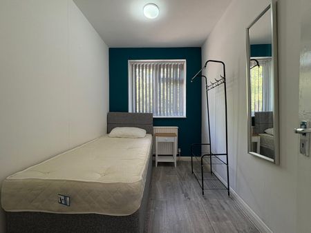 Colham Avenue, West Drayton, UB7 8EU - Photo 2