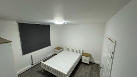 1 bedroom in a flat share to rent - Photo 3