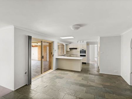 4 BEDROOM MODERN FAMILY HOME - Photo 4