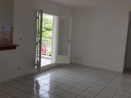 Location Appartement 4 pièces 70m² ST BENOIT 97470 - Photo 5