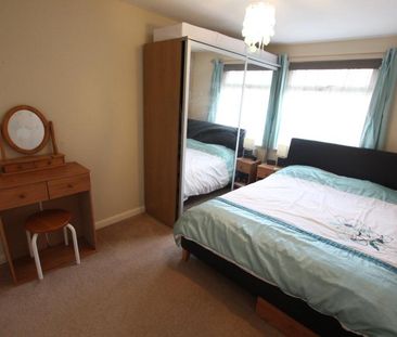 Japonica Close, Woking - 3 bedrooms Property for lettings - Seymours - Photo 4