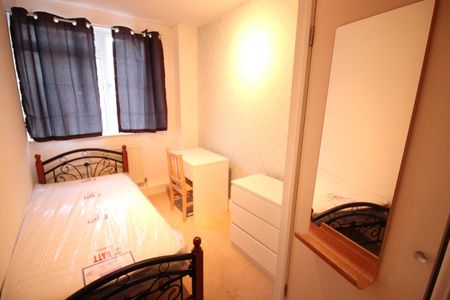 Room in a Shared Flat, Market Square, E14 - Photo 4