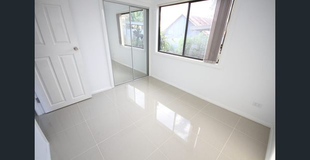 Modern 2 bedroom Flat. Walk to Train, Shops and Schools - Photo 1