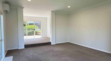 Spacious & Sunny Family Home in a Quiet Cul-de-Sac - Photo 5