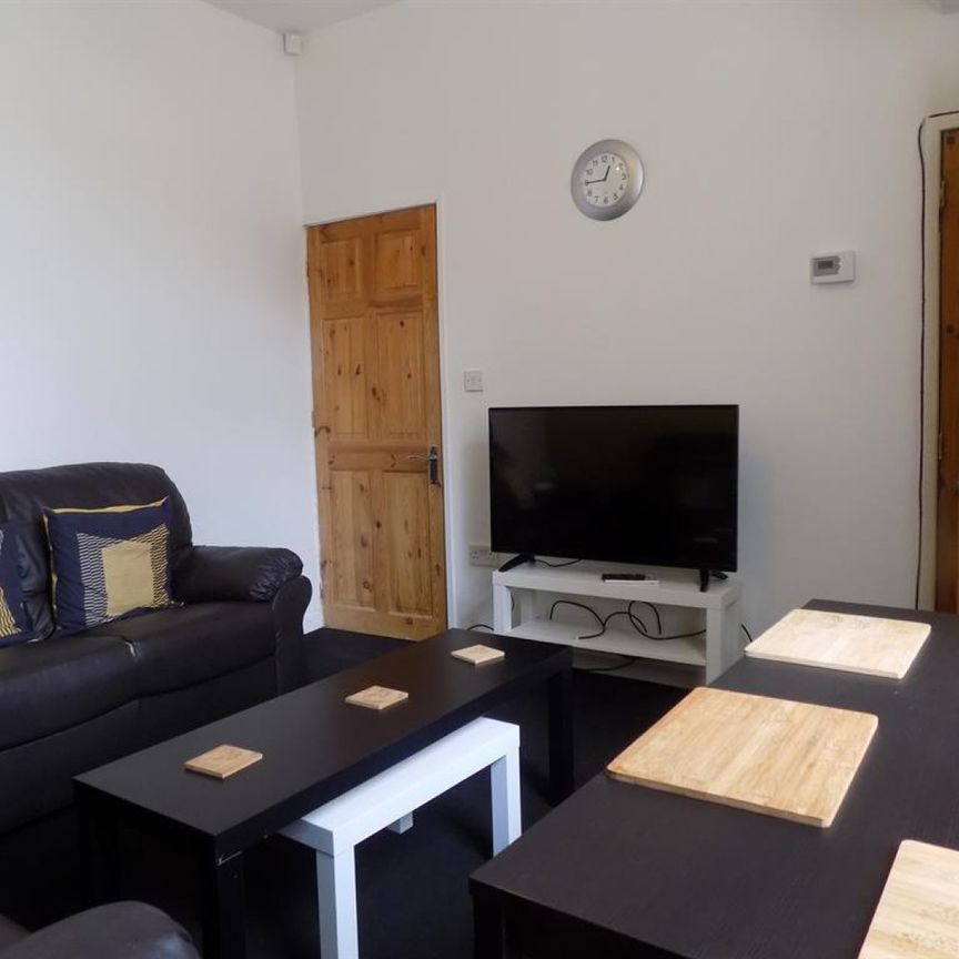 2 bedroom Flat To Let - Photo 1