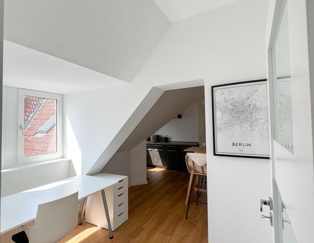 Möblierte 2-Zimmer-Dachgeschosswohnung in Berlin-Friedenau - Photo 1