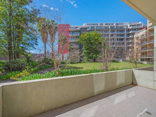 SPACIOUS ONE BEDROOM APARTMENT - LAMINATE TIMBER FLOORING THROUGHOUT - Photo 1