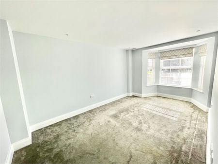 2 bed flat to rent in Slough Road, Datchet, SL3 - Photo 3