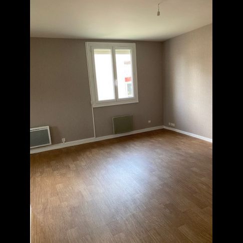 Location Appartement 3 pièces 64 m² Saint-Benoît-du-Sault - Photo 1