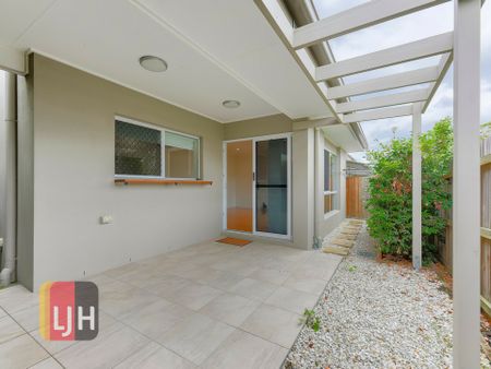 SPACIOUS & MODERN TOWNHOUSE WITH DUCTED AIR + MORE!! - Photo 3