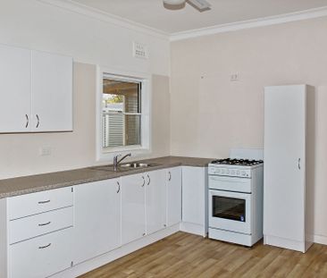 COMFORTABLE HOME WITH EASY ACCESS - IDEAL FOR EASY MOBILITY - Photo 1