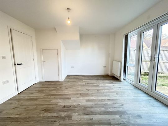 2 Bedroom House - Mid Terrace To Let - Photo 1