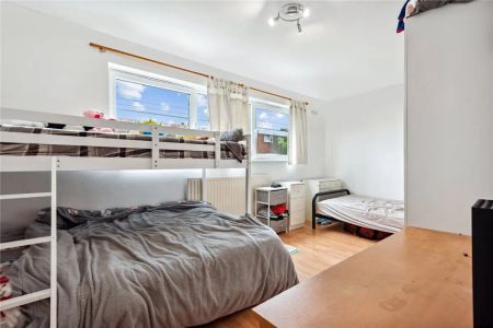 2 bedroom flat in London - Photo 4