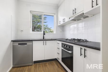 Sunny and spacious - Photo 3